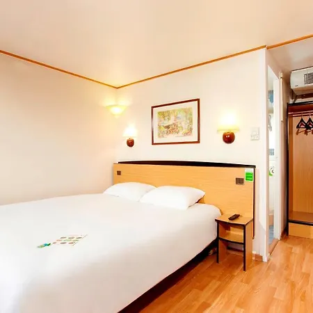 Otel Campanile 2*